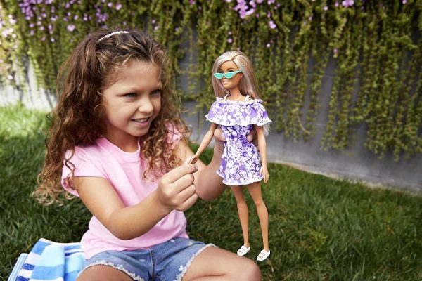 Barbie Loves The Ocean Beach-Themed Doll (11.5-inch Blonde), Made from Recycled Plastics, Wearing Fashion & Accessories, Gift for 3 to 7 Year Olds - Image 5