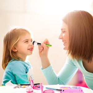 the mom help daughter make up