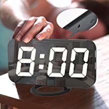 Poeroa digital alarm clock with snooze mode